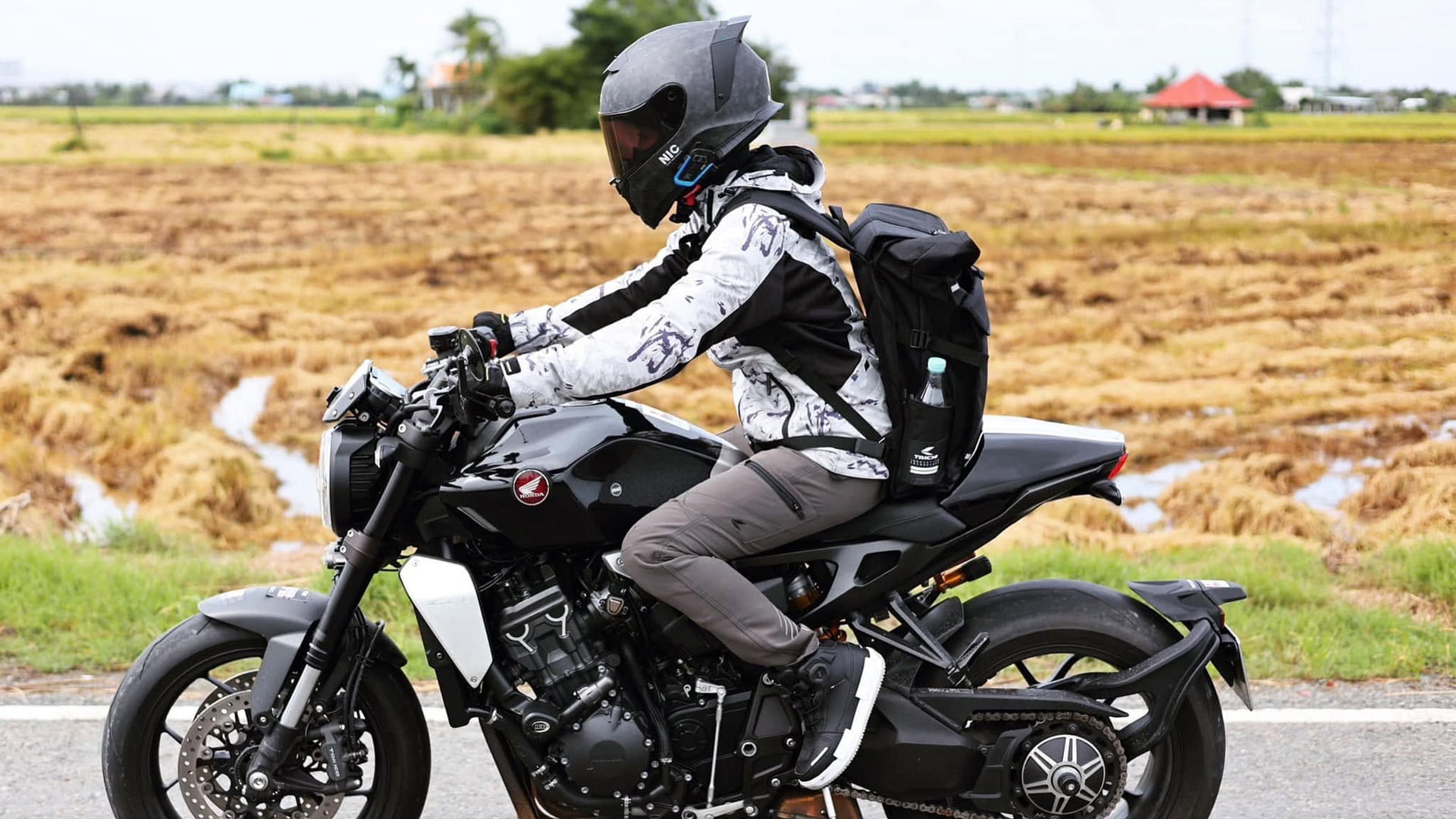Cách Phân Biệt Mũ Bảo Hiểm Carbon Thật Giả? 2 Khách hàng yêu thích mũ bảo hiểm carbon